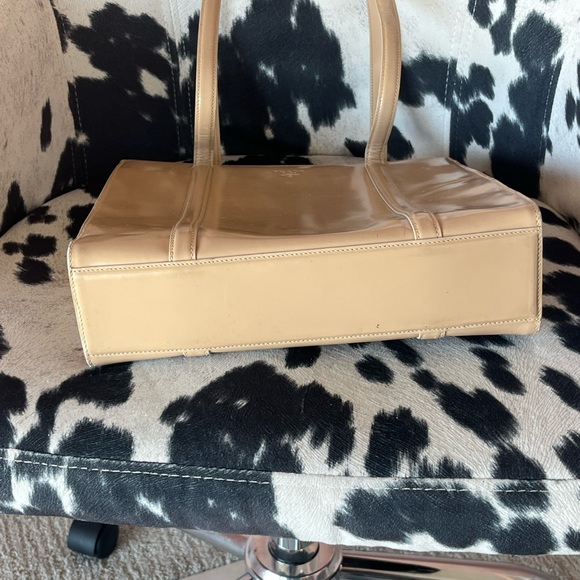 Prada Milano Cream colored Patent Shoulder Bag beautiful, classy and elegant - Picture 6 of 16